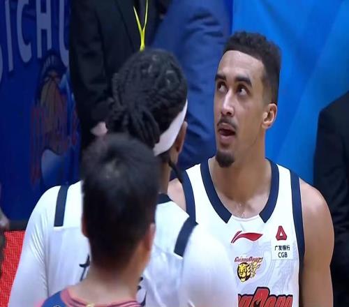 逼广东队裁掉奎因CBA强力中锋制霸内线，或成杜锋最大的对手！