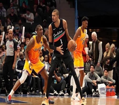 锁死文班亚马！黄蜂内线新星这段时间的进步幅度真是相当惊人