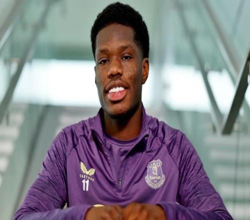 埃弗顿巴里：我小时候没有接受过系统性青训，18岁才改踢中锋