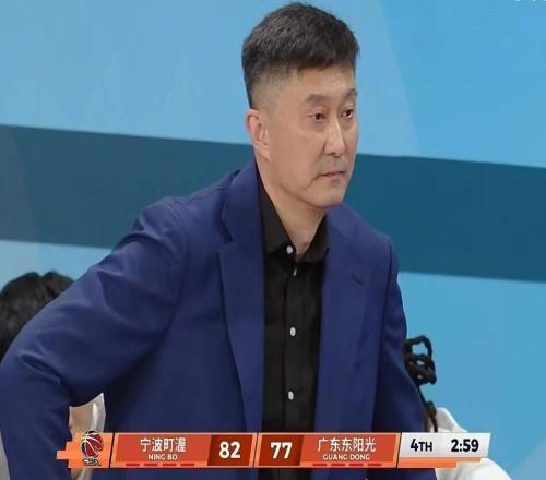 广东男篮13分完败不敌宁波，胡明轩9中2徐杰又受伤，杜锋场边无奈