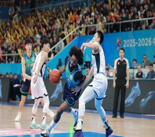 爆冷！广东男篮完败，杜锋无奈代价太大：3人罚下，徐杰受伤离场