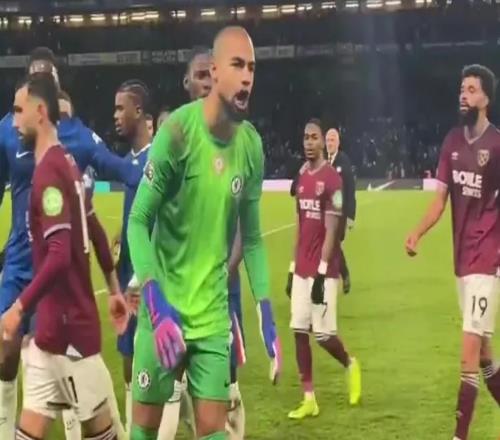 中场时罗伯特桑切斯对着愤怒的切尔西球迷咆哮：支持球队