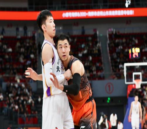 无法容忍！高诗岩不传球，山东三分王失效，郭艾伦+徐昕同时低迷