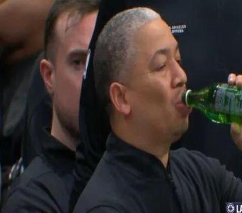 一图流阿卢竟然在球场借酒消愁