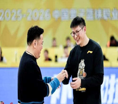 广厦为球迷送上专属冠军戒指，后者曾拍下错版戒指&祝福广厦