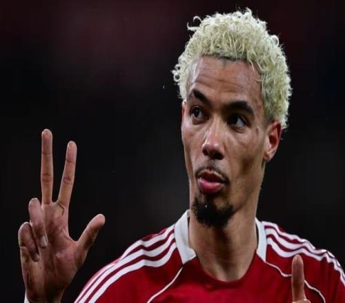 梅开二度，埃基蒂克向场边的纽卡联球迷比出31手势