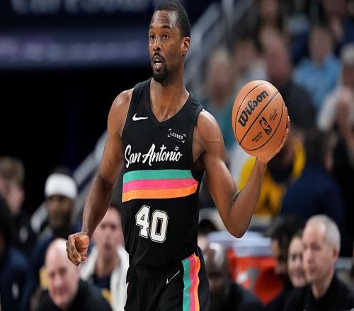 沦为替补后首战表现尚可，马刺锋线大将能否提升自己的水准