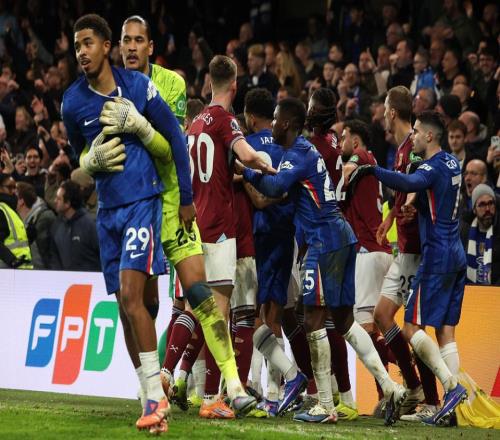 遭切尔西让2追3！英超队输急眼干架数十人互相推搡锁喉+扇耳光