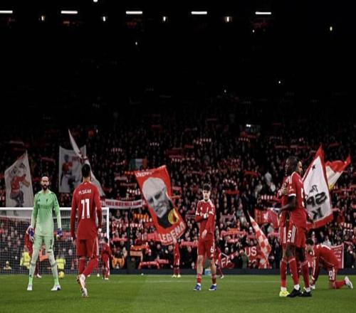 暖心，利物浦与纽卡的比赛前双方球迷为基冈送上了鼓励的掌声