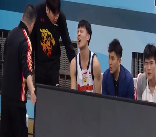 炸裂的53犯76罚！宁波队史首胜广东！3人毕业2人伤退杜锋损失惨重