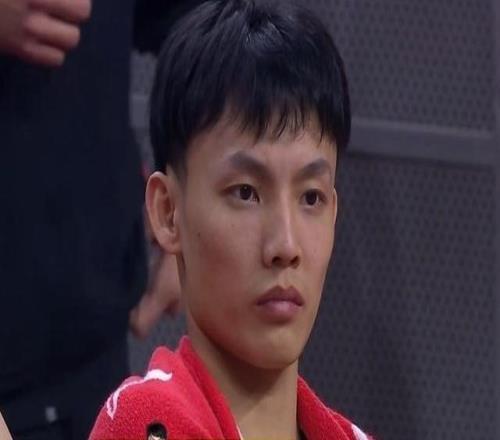 广东记者：徐杰是习惯性崴脚，情况不是很严重但肯定得好好休息了