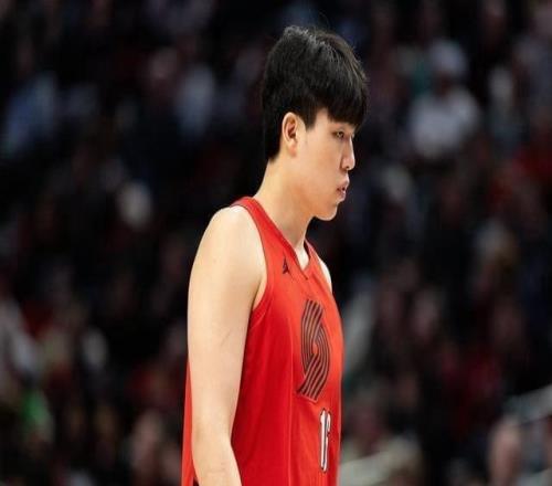 开拓者半场落后骑士杨瀚森缺席上半场较量