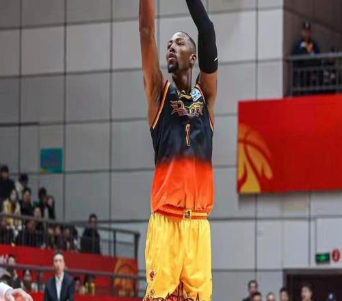 庞峥麟15分3板4助CBA江苏7190深圳马凯尔约翰逊26分