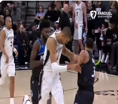 头撞篮板空接+追身火锅！文班25+8+4断5帽统治攻防外星人真猛