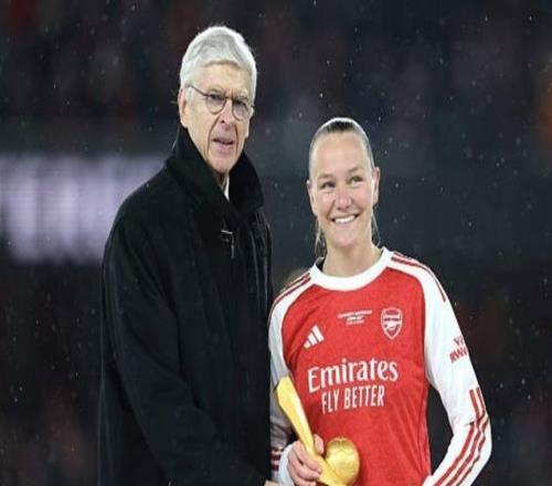 重返酋长球场，温格为阿森纳女足颁发女子冠军杯冠军及金靴奖