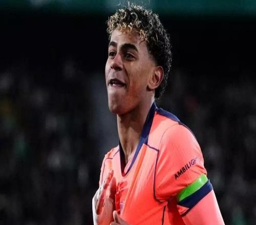 亚马尔闪耀！巴萨浪费10次机会仍3比1获胜，领先皇马4分稳坐榜首