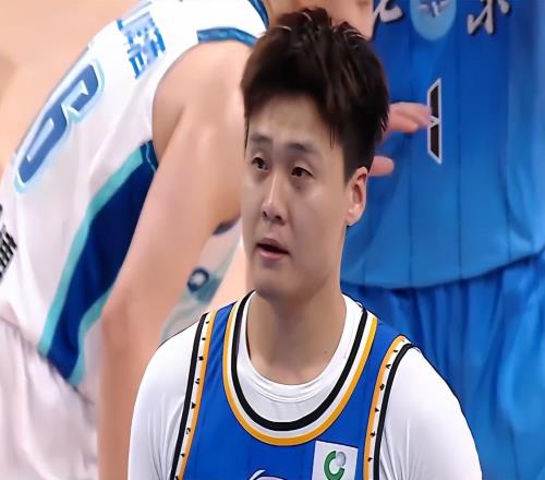 赵睿关键时刻2罚不中！北京4分钟被打110遭翻盘，青岛2将1战封神