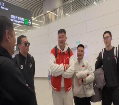 杜锋再展情商！机场偶遇王怀玉为其庆生，徐杰起头，全员唱生日歌