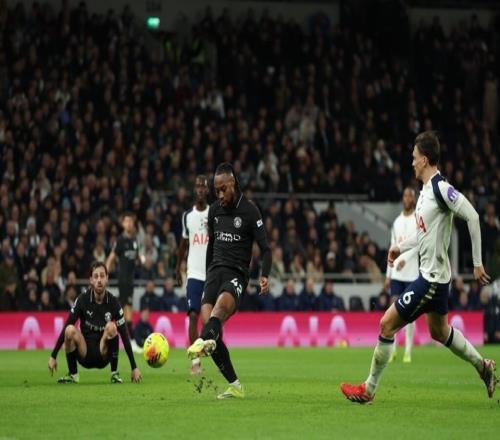 塞梅尼奥25天连破热刺！英超历史第3人，空翻庆祝，主场嘘声四起