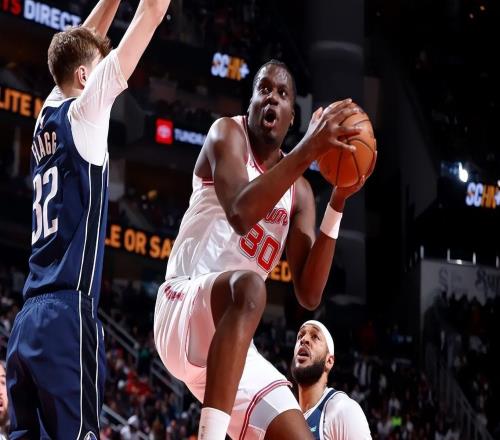 先发中锋状态糟糕，但火箭还是不愿意给这位内线新援多一些时间