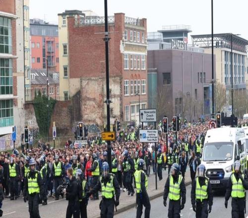 Ӣý��һ��������Ŧ������ɣ��������ǰɧ�ұ������в�