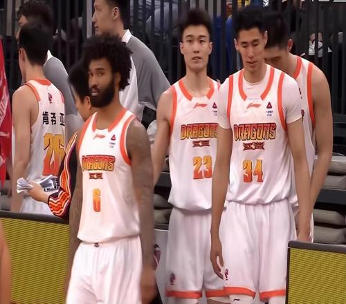 ��ɱӢ��һ����������ս10��1����3�������ԣ���ֻ��ײ��ʺ��