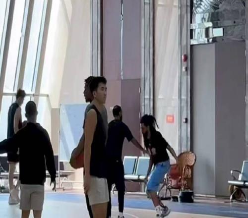 �治�����˽���Ц��ͬ��ֱ��J.Cole����ѵ��