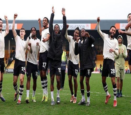 �ж���8�ιھ���Ӣ�׵�׶������ֱ������3����