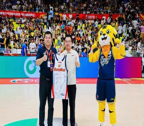 ��ת����3����ʤ���������ϻ��ڶ�����Բ���չ٣�