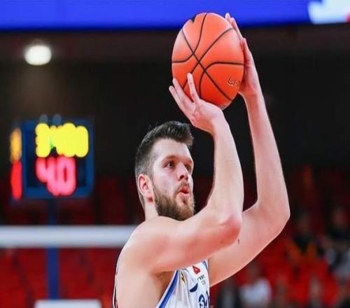 �������������ˣ�CBA��������ս�㶫����50+18���ŷ���μ񵽱���