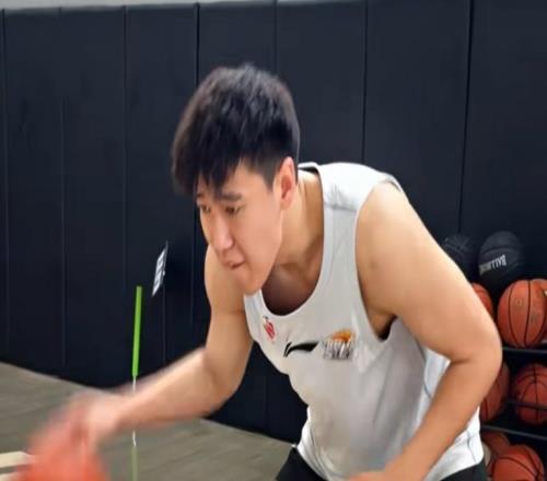 李虎翼开启夏训！运球1200次练出疾苦面具，同时强化持球上篮！