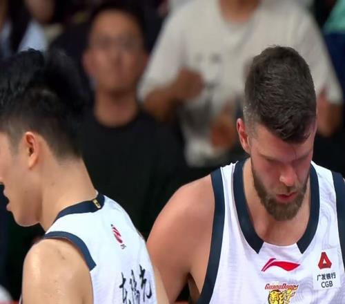 五号位的答案！广东队迎来补强机会，将捡漏签下麦基