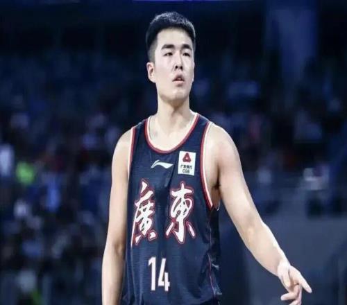 CBA速递！阿不都沙拉木兼任球队教练，奎因开启个人技术特训，山西男篮有意张文逸，朱芳雨赴美挑选大外援