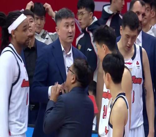 广东男篮新主帅确定，易建联有意入股，奎因官宣离队萨姆纳有望续约，年轻后卫被同曦退货