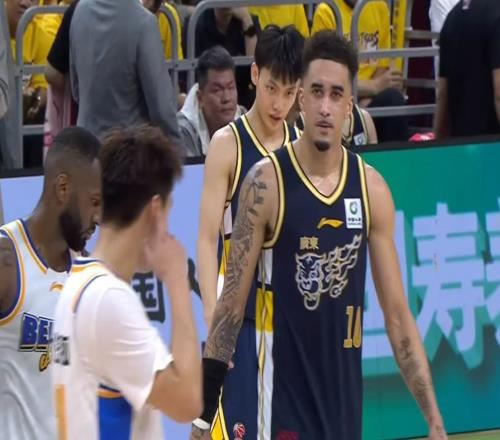 大鱼来了！广东最大对手完成补强，这可是近10年内最强双小外援！