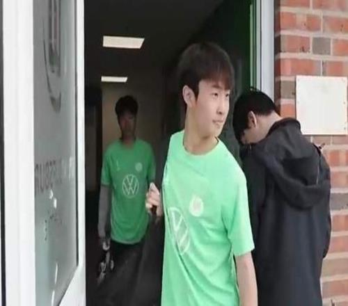 留洋欧洲有戏：17岁中国右后卫获阿森纳教练点名表扬！