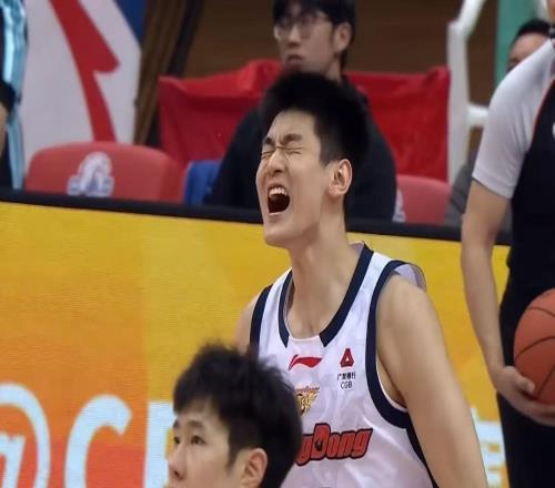 大鱼来了！广东“新王牌”狂轰32分17板，黑白矮后最强本土核心！