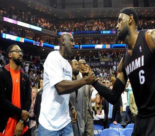 ColinCowherd：乔丹只是“最佳球鞋销售”，勒布朗才是NBA历史最具影响力球员