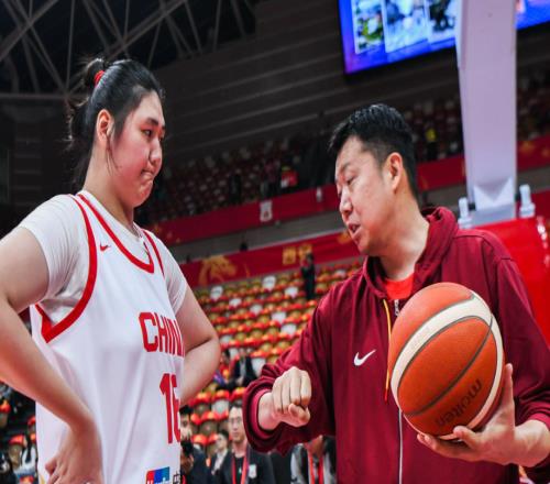 王治郅抵达北京！签约中国女篮，正式上任，新身份曝光，宫鲁鸣亲自推荐！