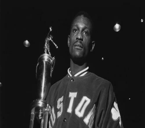 1961年凯尔特人夺三连冠，拉塞尔当选MVP，成历史第二队