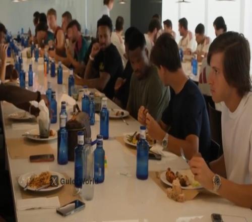 记者：穆帅要求皇马全队每天留在基地集中用餐，以增强团队凝聚力