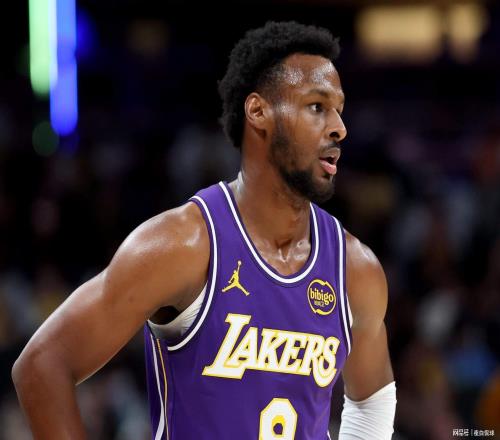 三方交易方案曝光！湖人送走布朗尼，换来41.9%三分射手辅佐东契奇