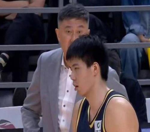 杜锋离任最大受益者！王少杰也离队，2米11国手解锁广东内线核心