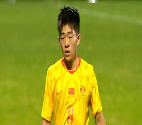 16岁踢中超，如今三场垫底！邝兆镭的“第一人”，到底被谁耽误了