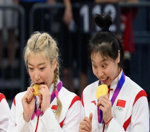中国女篮3分险胜赛后！张子宇满分，后卫仅2人合格，锋线全拉胯！