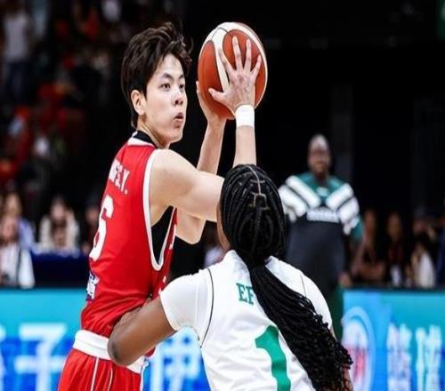 登场时间全队第一！杨舒予结束留洋重返女篮国家队首秀献12分6助