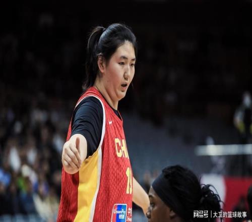 好消息中国女篮有自己的姚明了，坏消息其他球员不会打球了