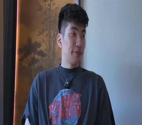 篮协官宣亚运会14人名单！赵继伟+周琦+赵睿缺席，余嘉豪回归！