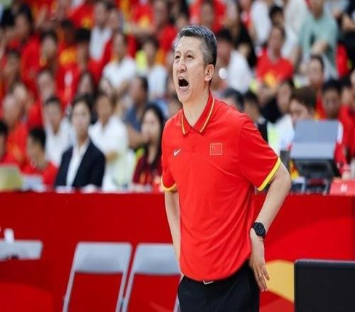 网友晒中国男篮抵达卡塔尔合照引热议12人大名单几乎板上钉钉