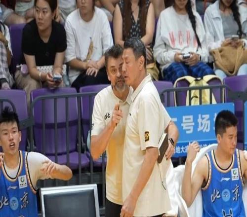 范子铭23分统治内线！热身2连胜征服李楠，新赛季首钢内线稳了